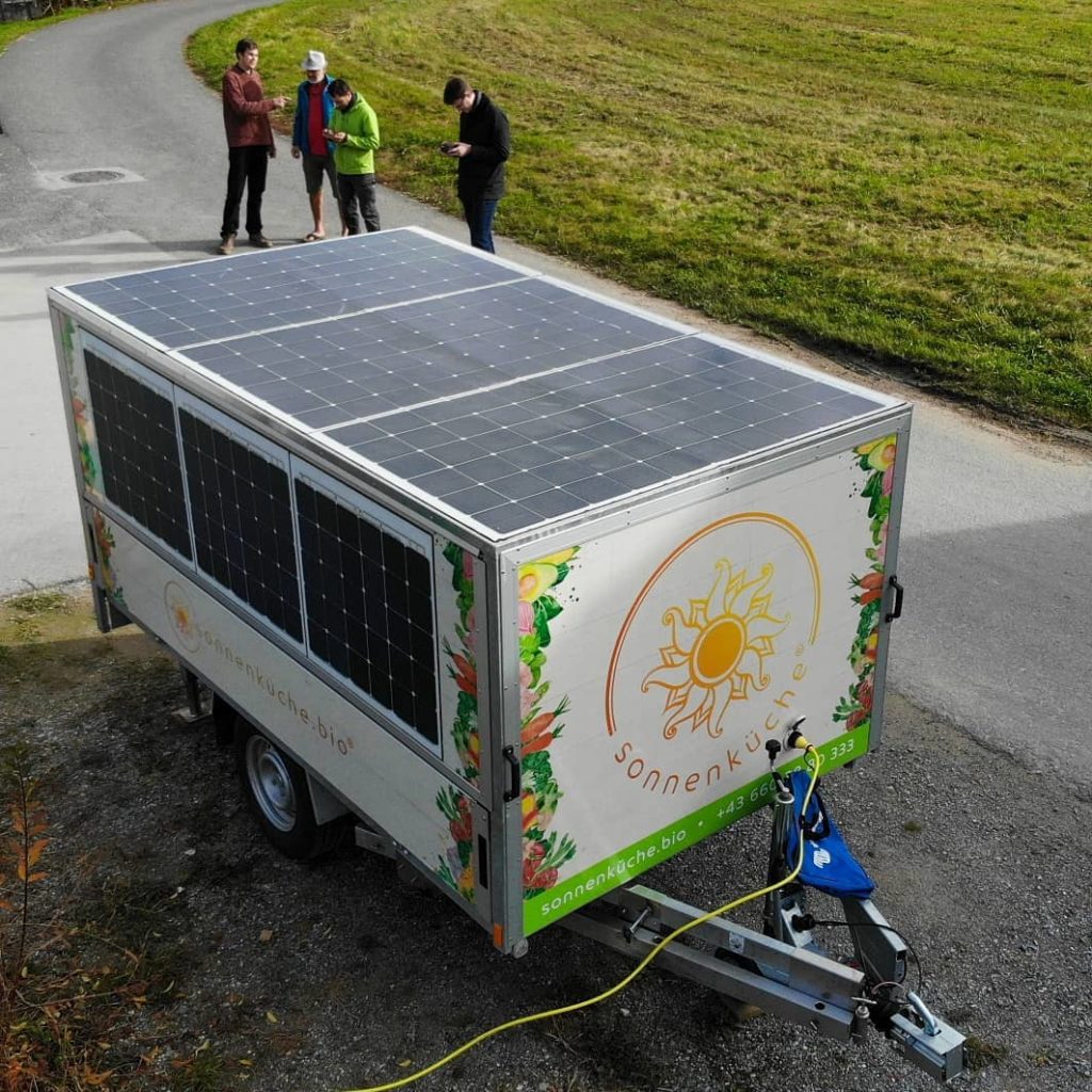 Fahrzeug mit maßgefertigter Solaranlage und Victron-Energiesystem (Referenzprojekt Autarker Foodtruck)