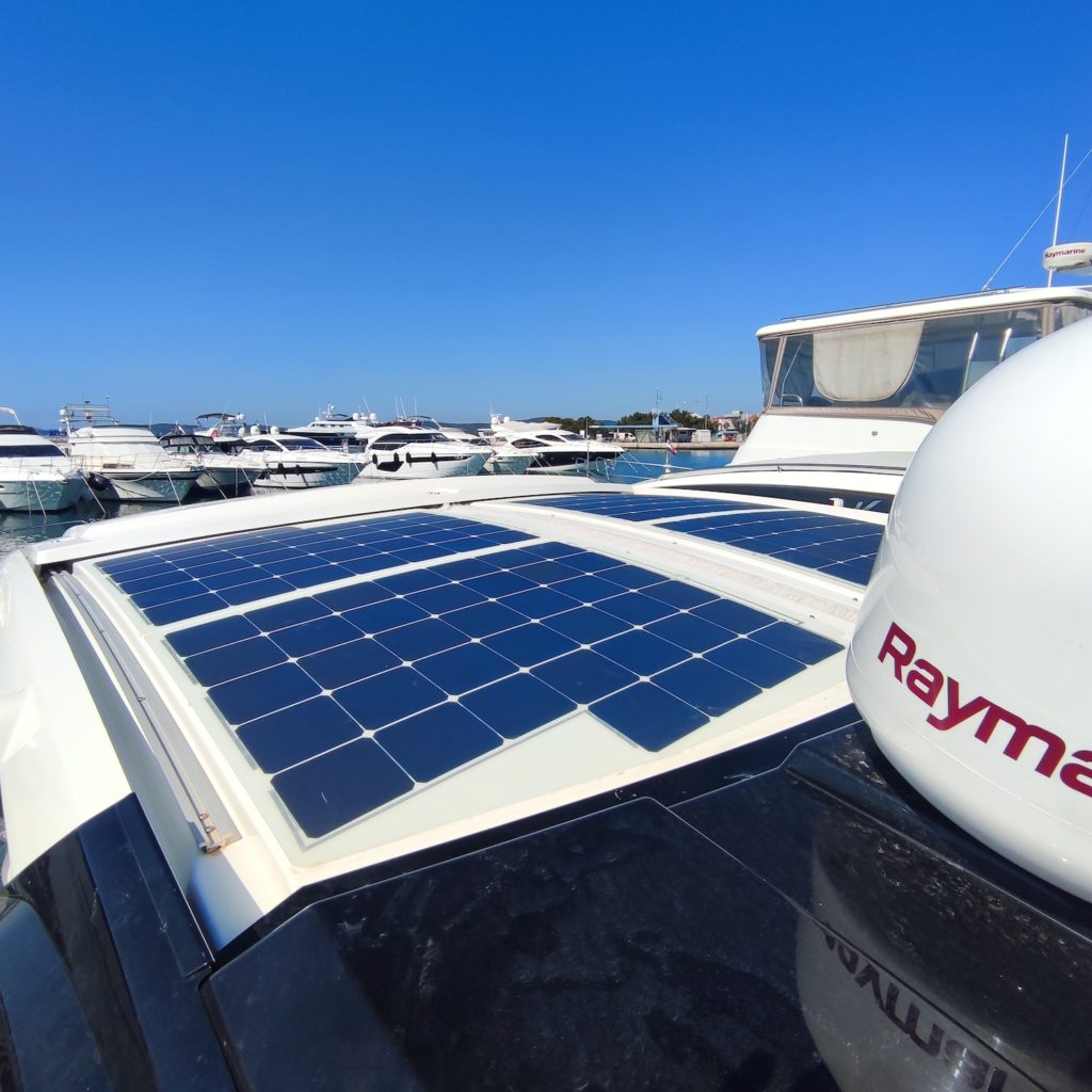 Maßgefertigte Solarmodule am Dach der Beneteau 40 GT (Referenzprojekt mit Victron-LiFePO4-System)