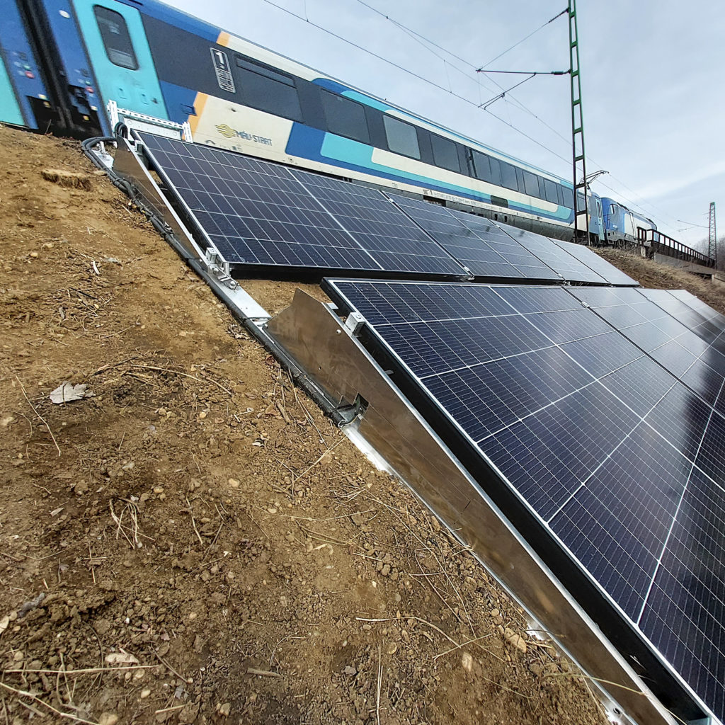 Solarmodule der autarken Gleismessstelle: 24-V-Inselanlage mit Victron-Überwachung (Referenzprojekt)